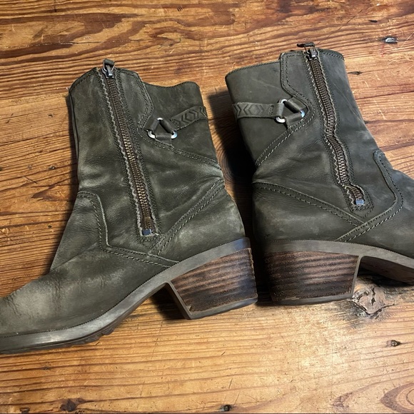 Teva Foxy Mid-calf Grey Boot, size 8.5 - Picture 3 of 7